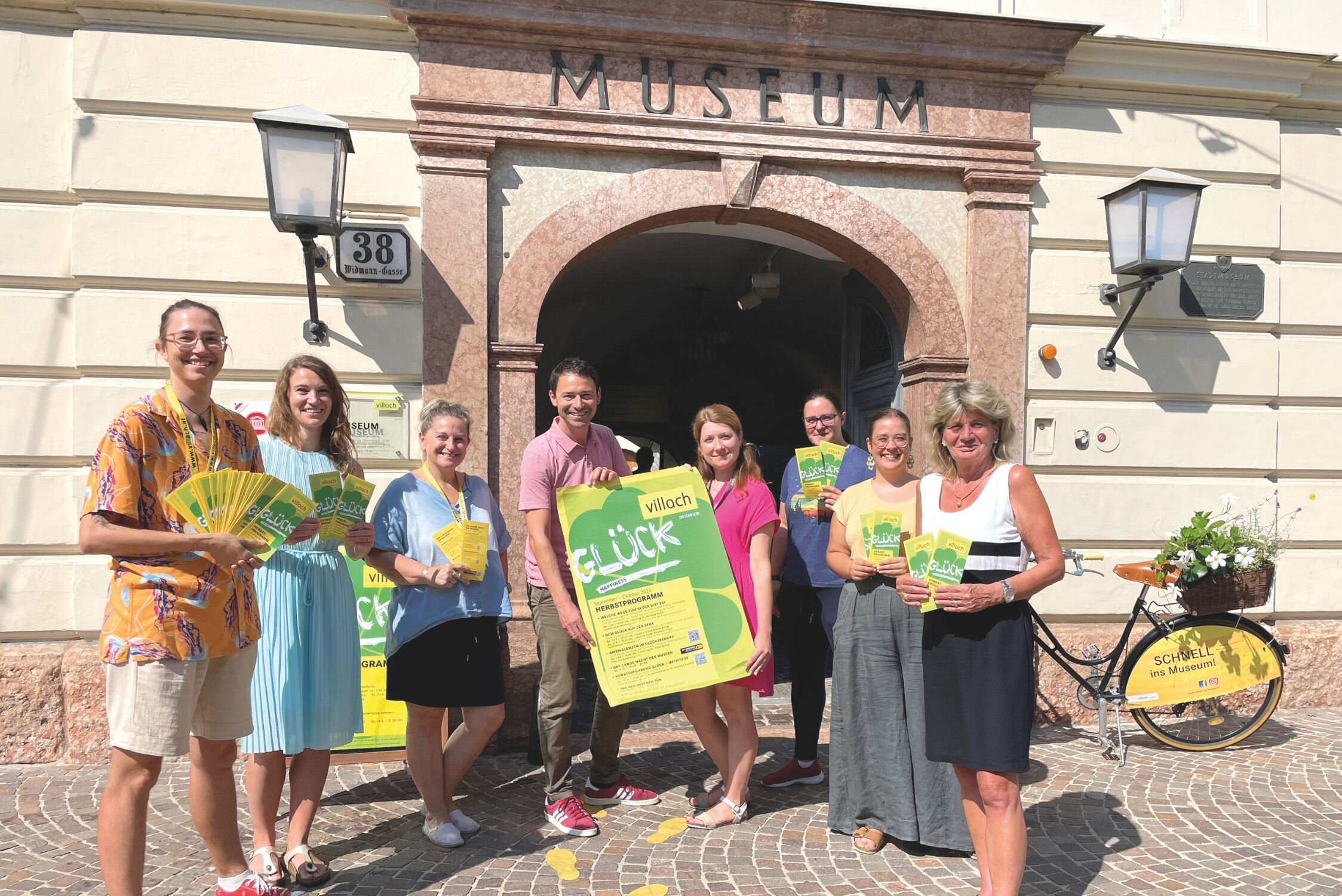 Gruppenfoto vor dem Stadtmuseum Villach