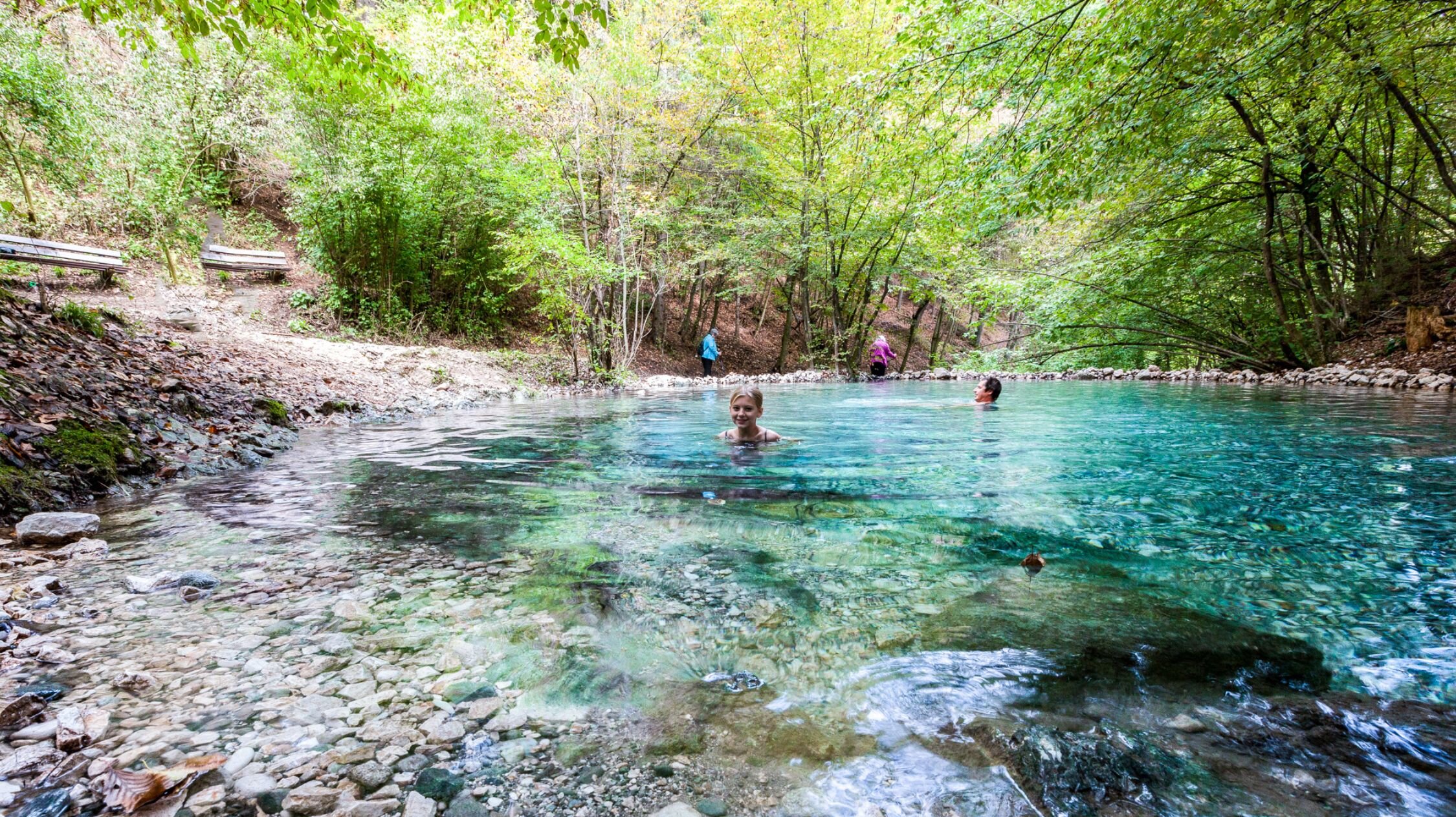 Baden in einer Naturquelle