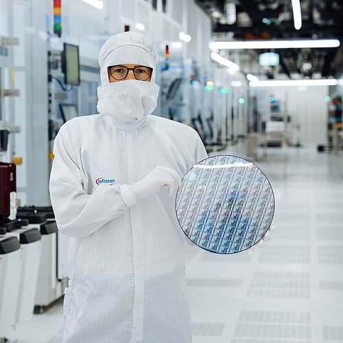 Techniker im Reinraum mit GaN300 Wafer