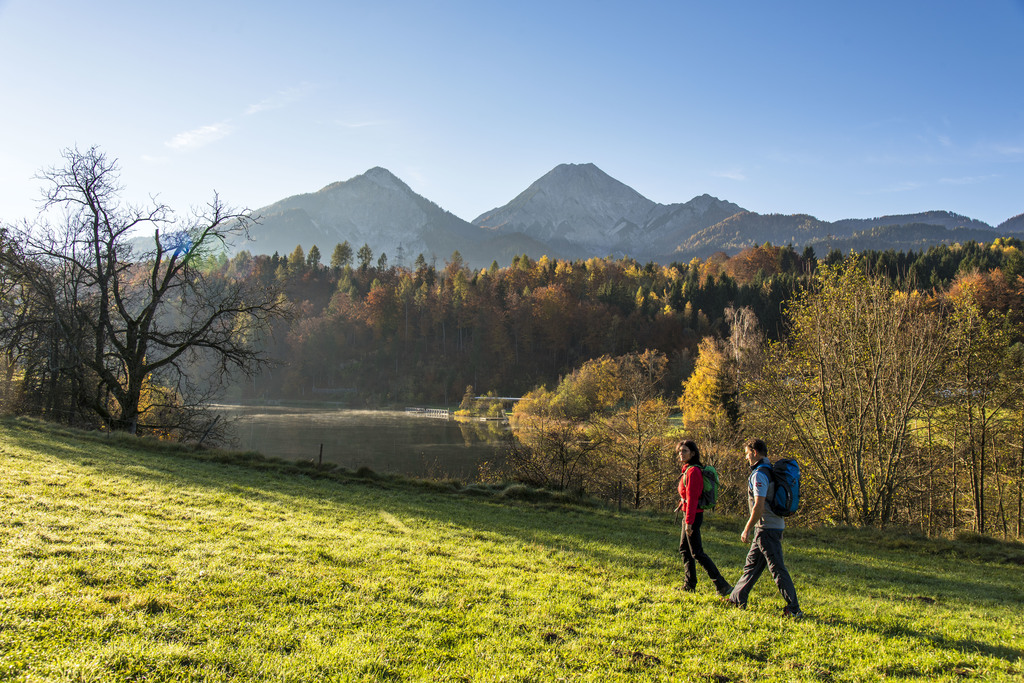 Hikers with the mountain Mittagskogel in the background