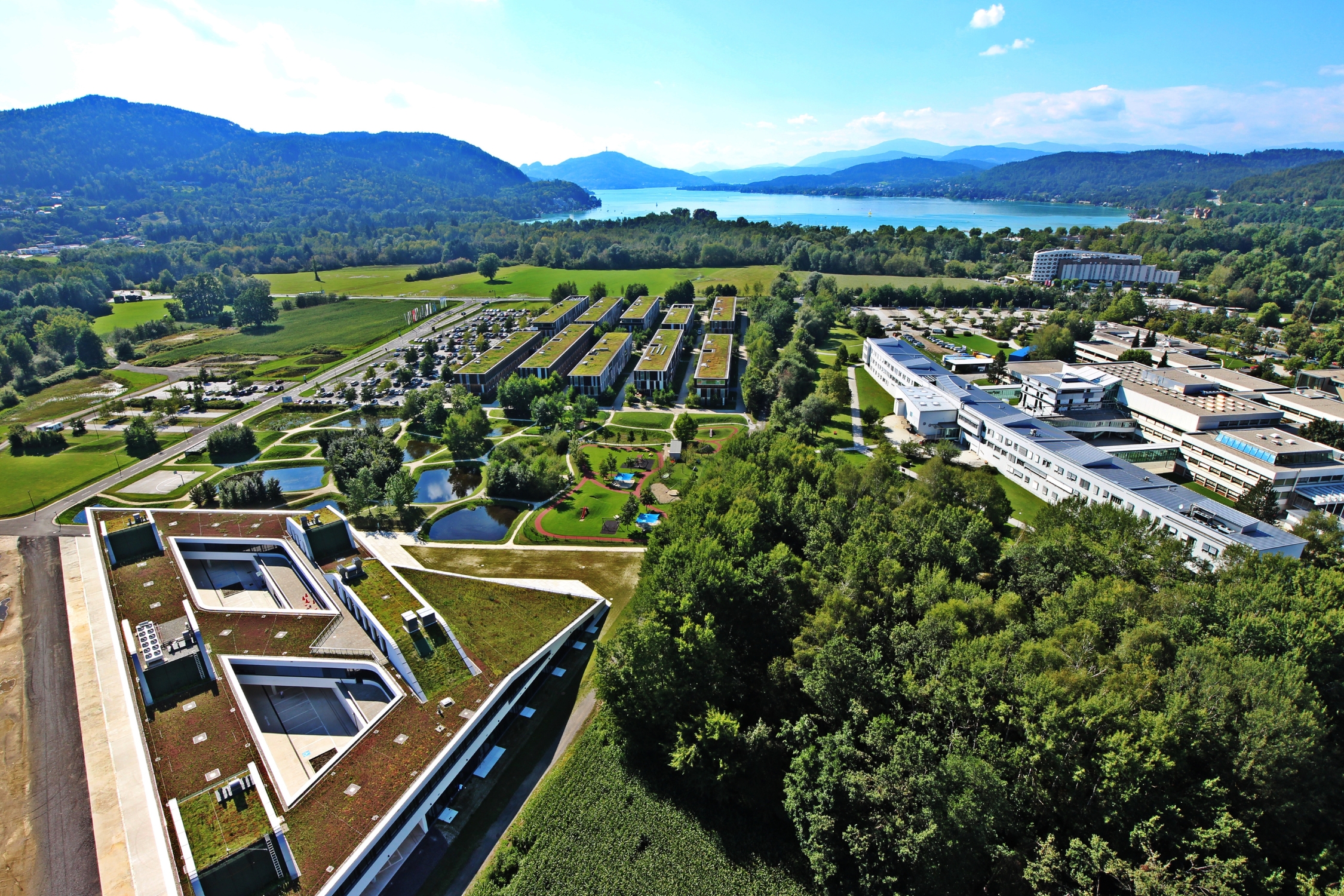 Drohnenaufnahmen des Lakeside Parks in Klagenfurt