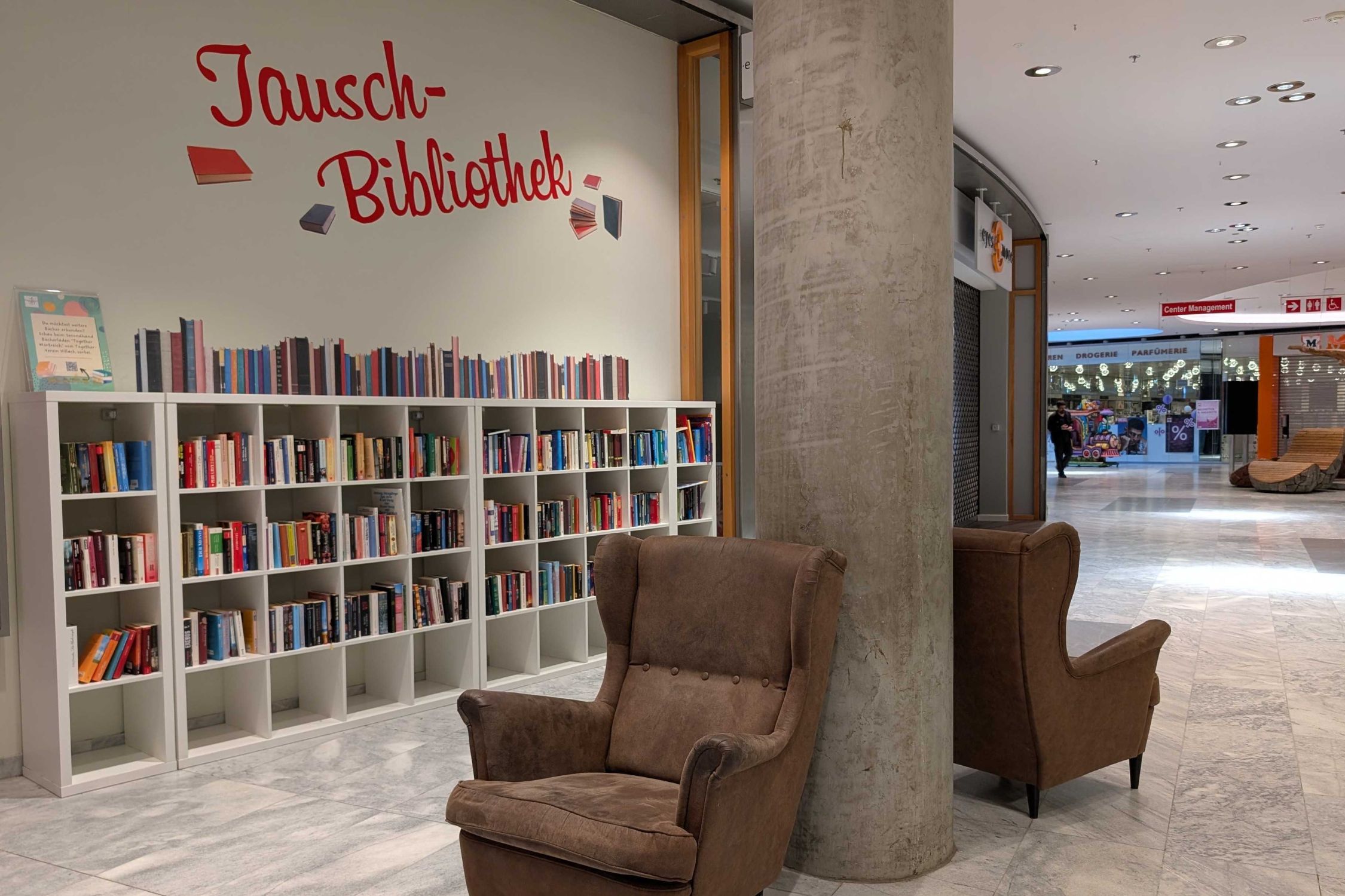 Bookshelf in the shoppingcenter Atrio