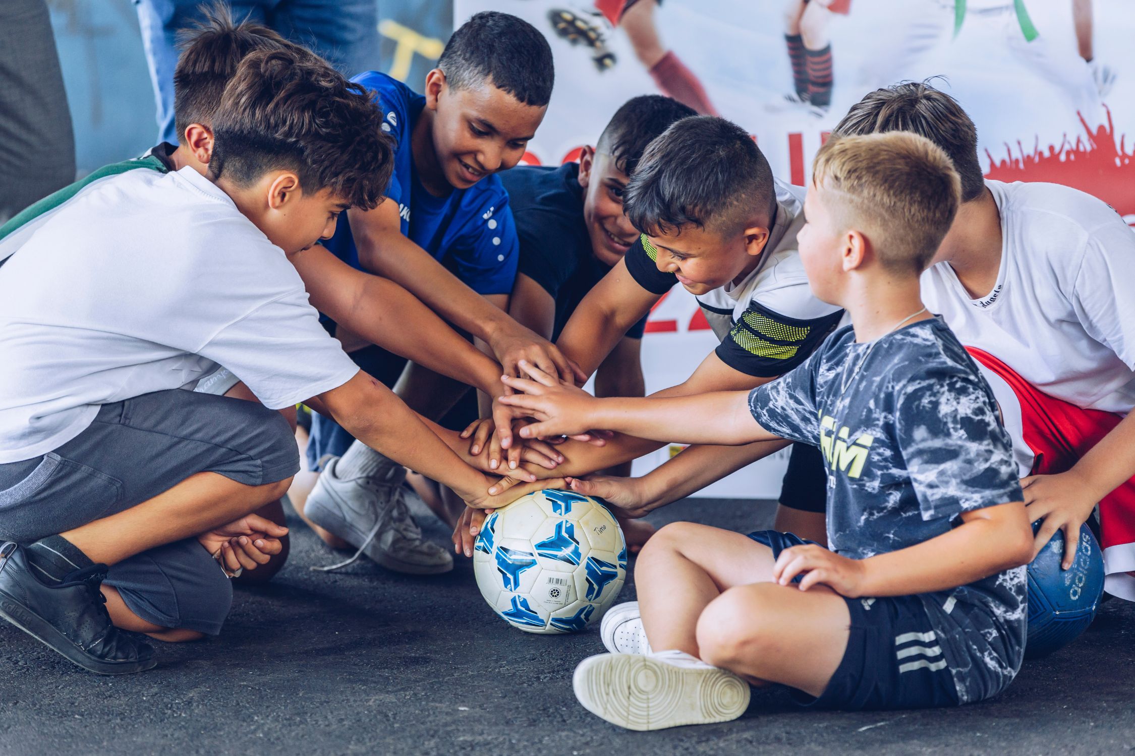 Jugendliche beim Streetballspielen